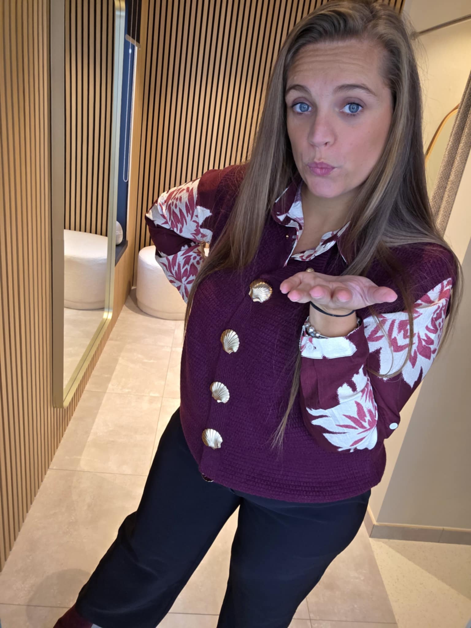 Lilie Plus - Pantalon classique noir avec ceinture – Image 4