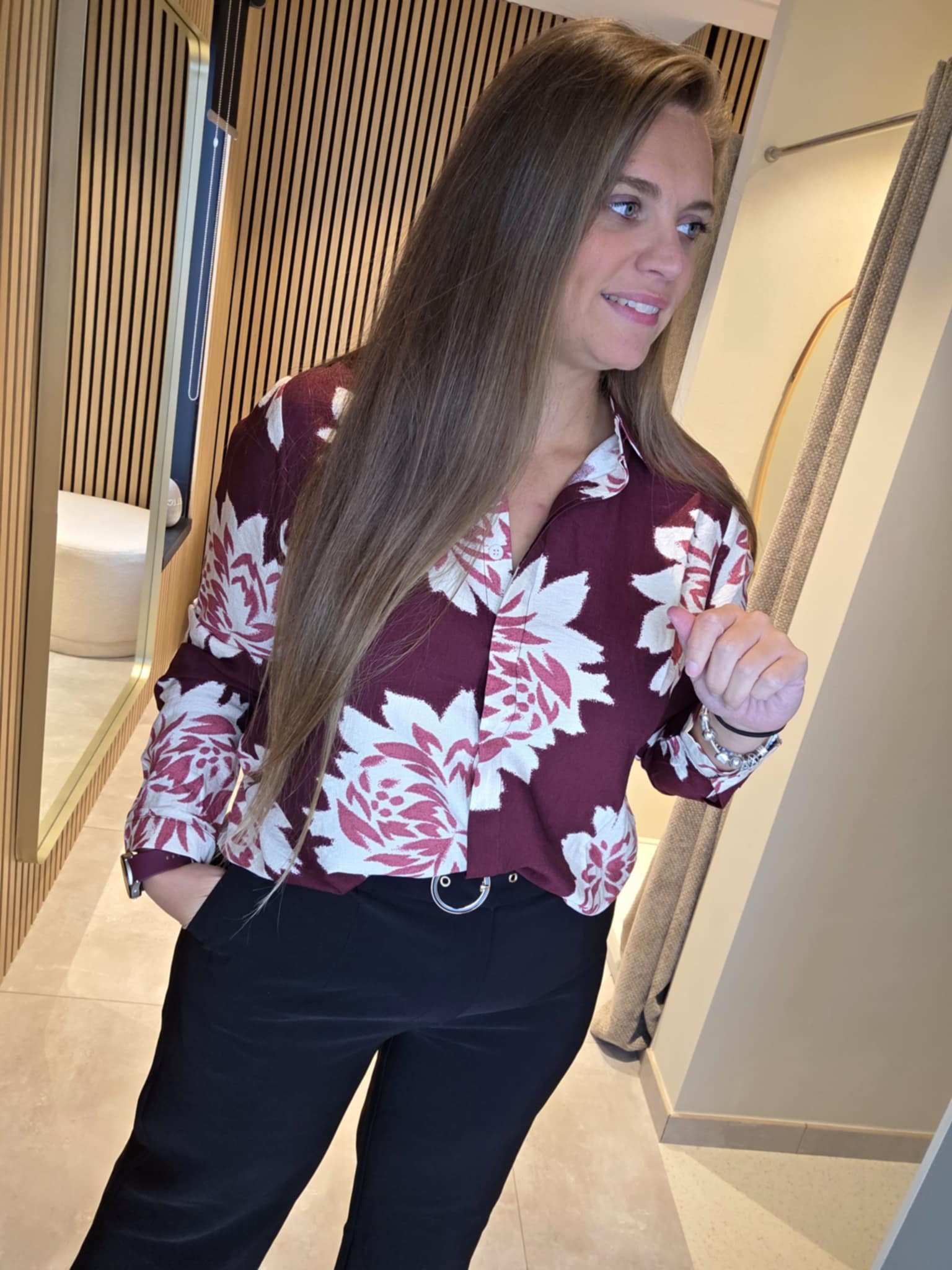 Lilie Plus - Pantalon classique noir avec ceinture – Image 3