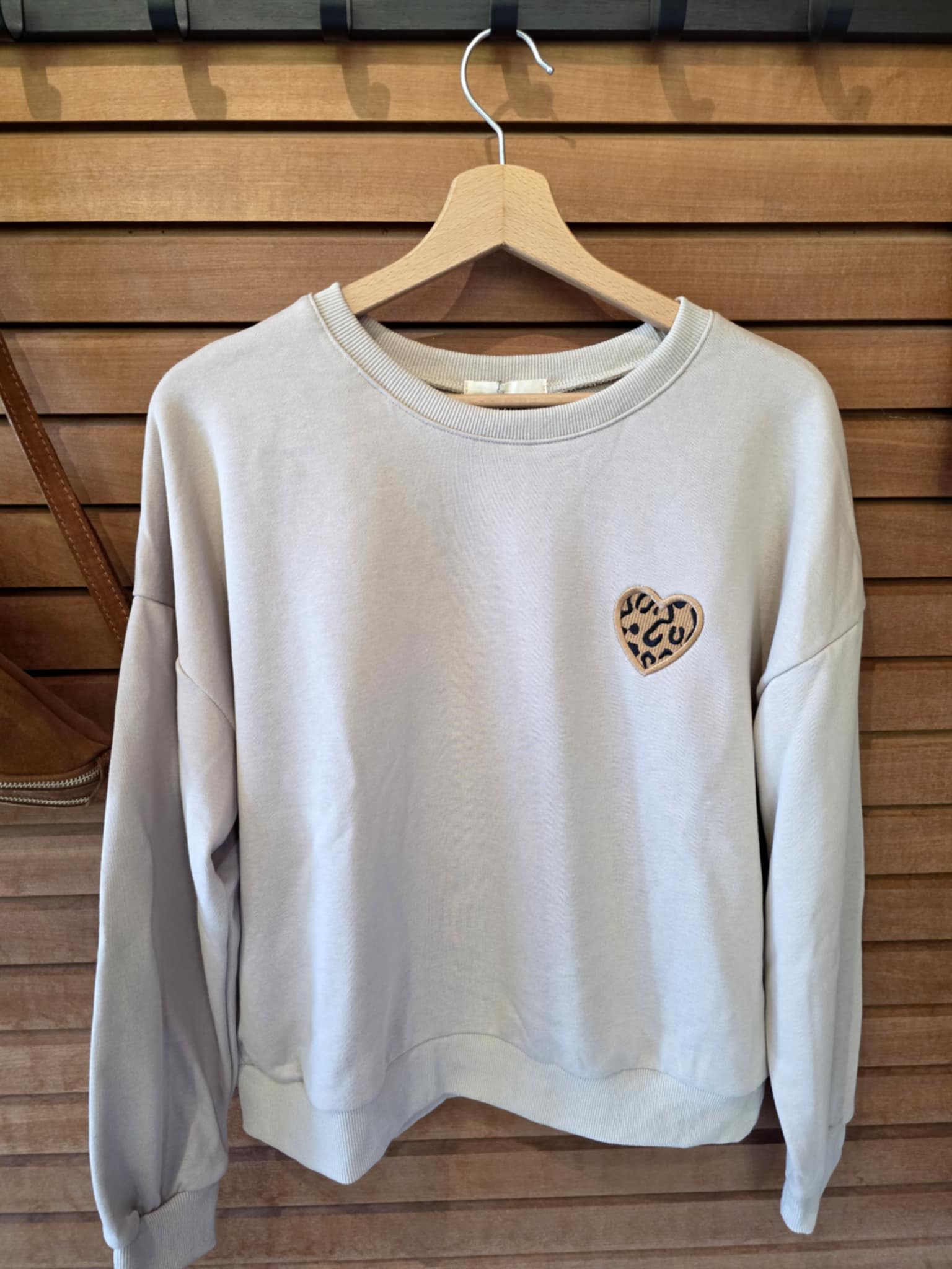 Sweat Beige coeur léopard