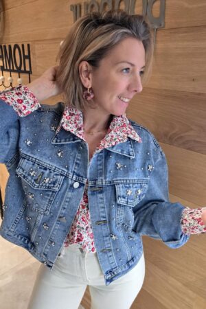 Veste en jean avec perles et strass