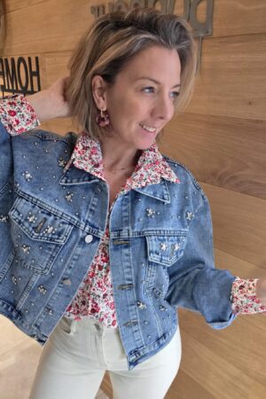 Veste en jean avec perles et strass