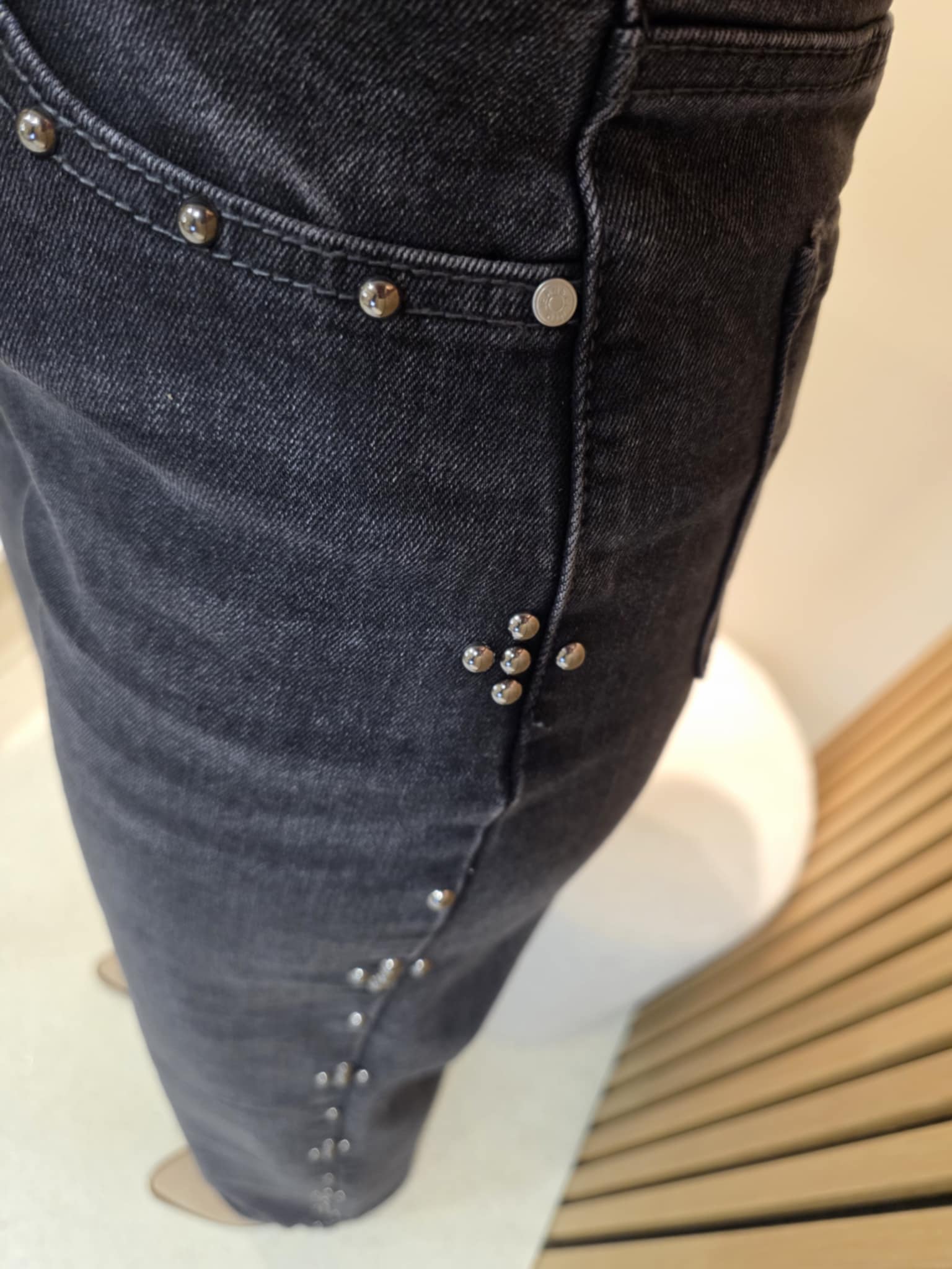 Jeans noir à clous – Image 2