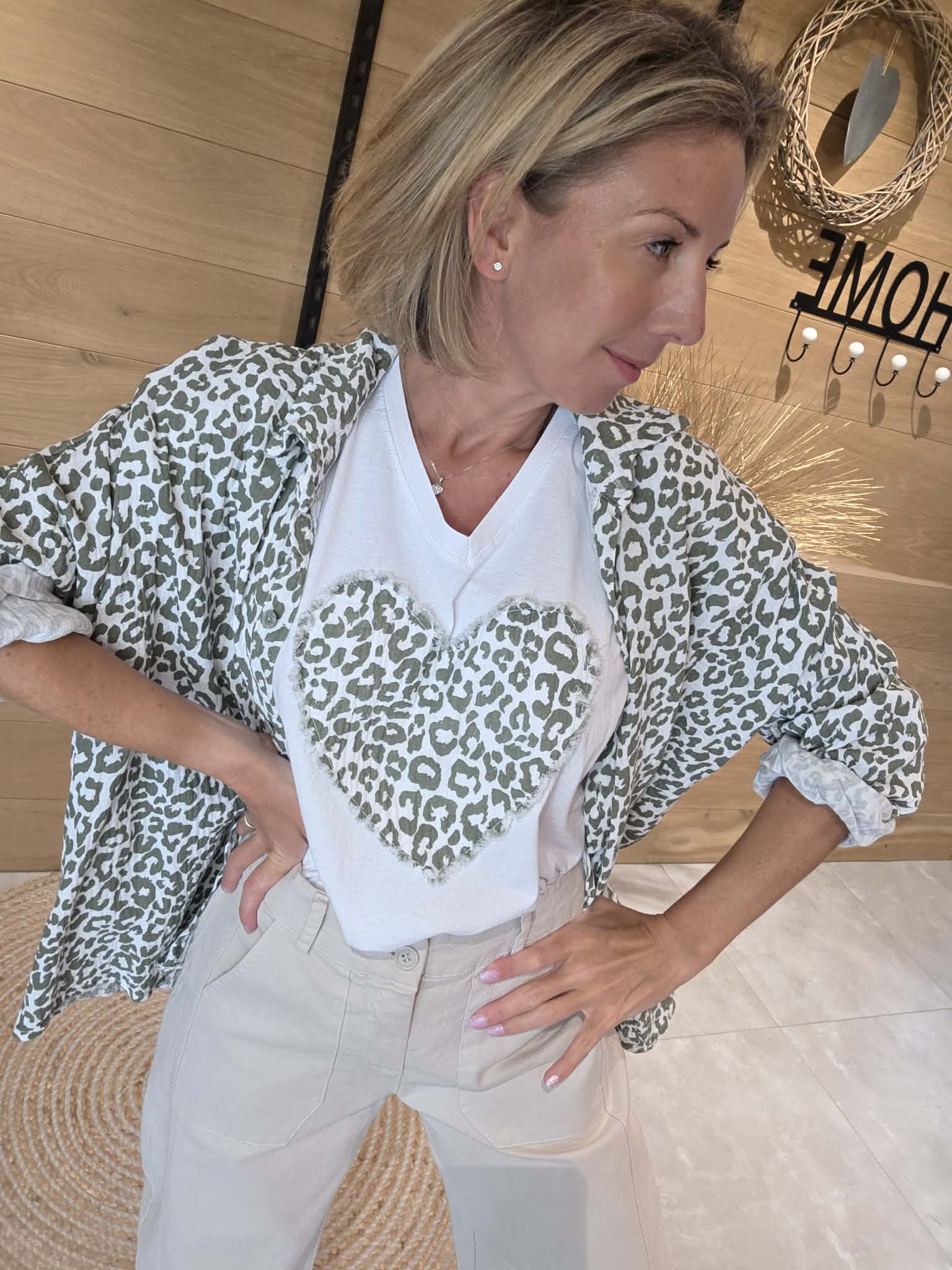 T-shirt Coeur Léopard - Blanc/Kaki – Image 3