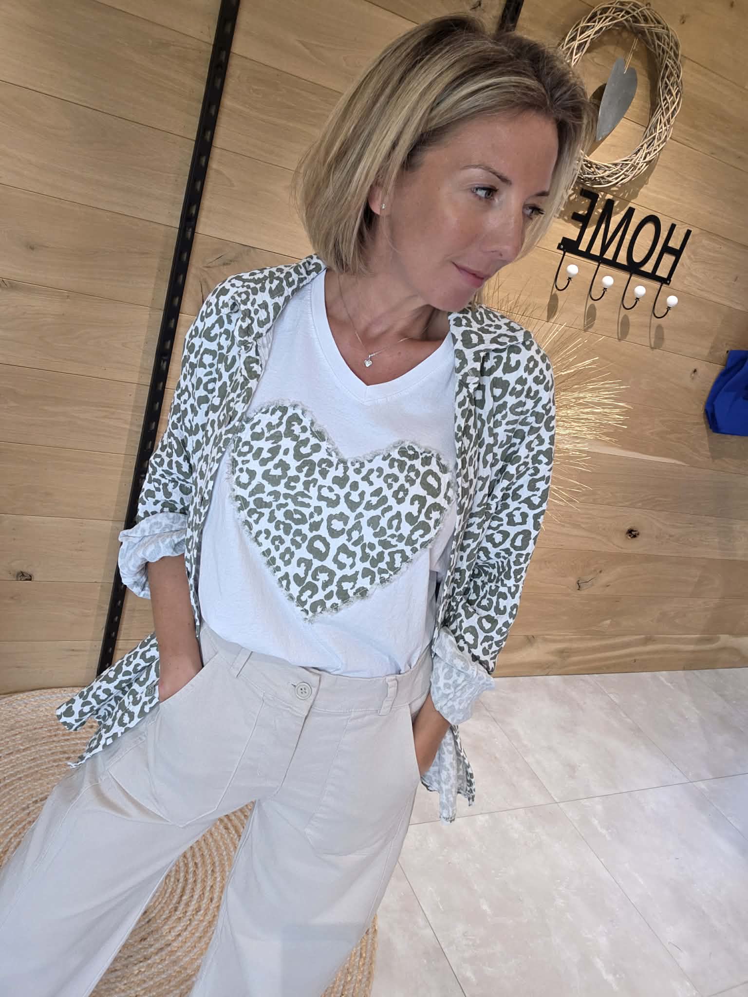 T-shirt Coeur Léopard - Blanc/Kaki – Image 5