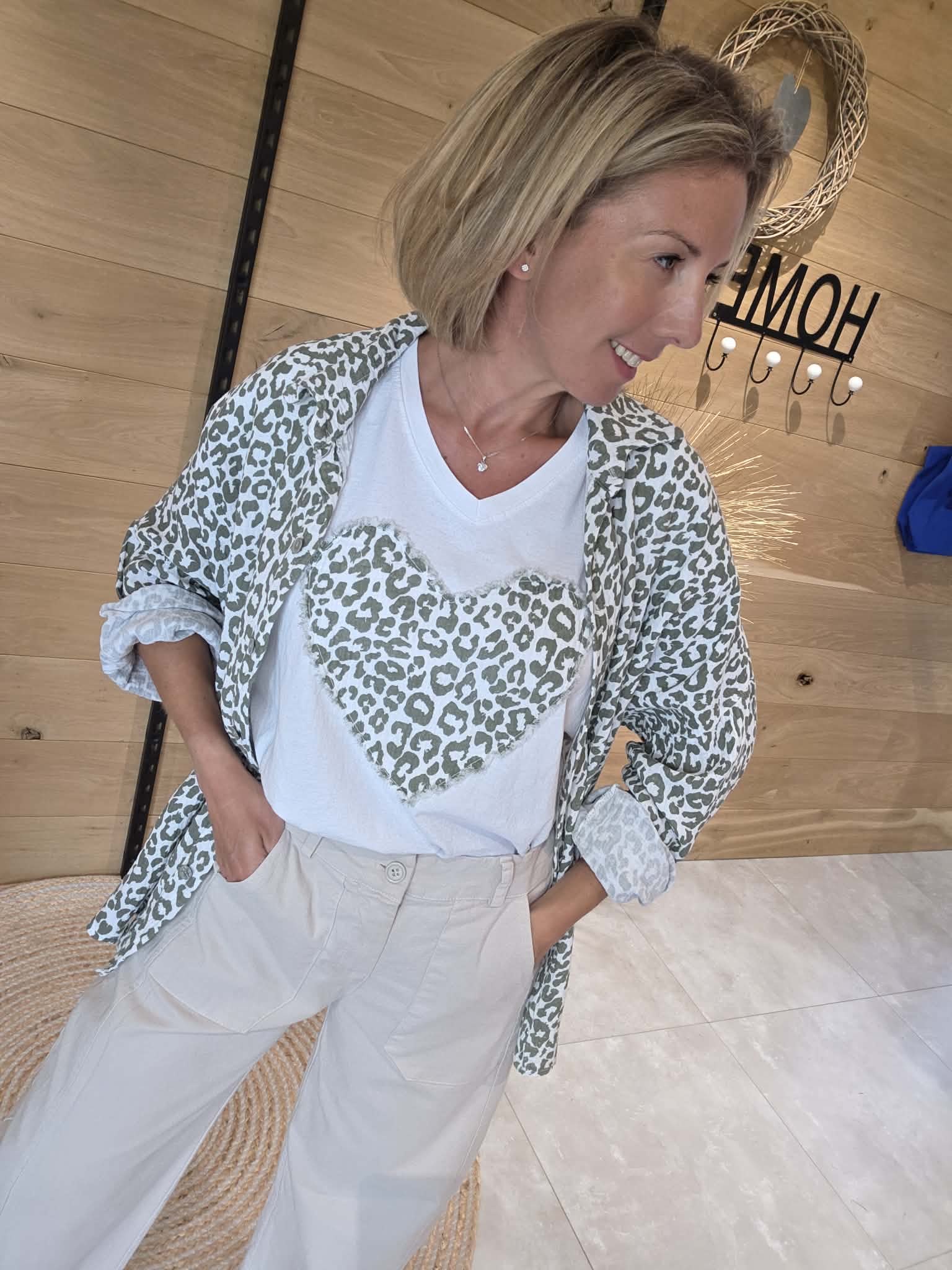 T-shirt Coeur Léopard - Blanc/Kaki – Image 2